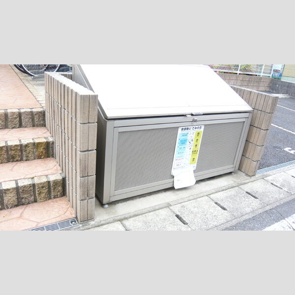 エクセルガーデン参番館103号室 入居者様専用ゴミストッカー