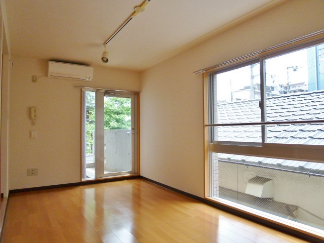 ジャスパー田無0202号室 お洒落なスポットライト。2面採光の明るいお部屋です