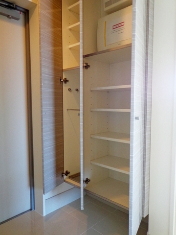 グランディール本町西 玄関