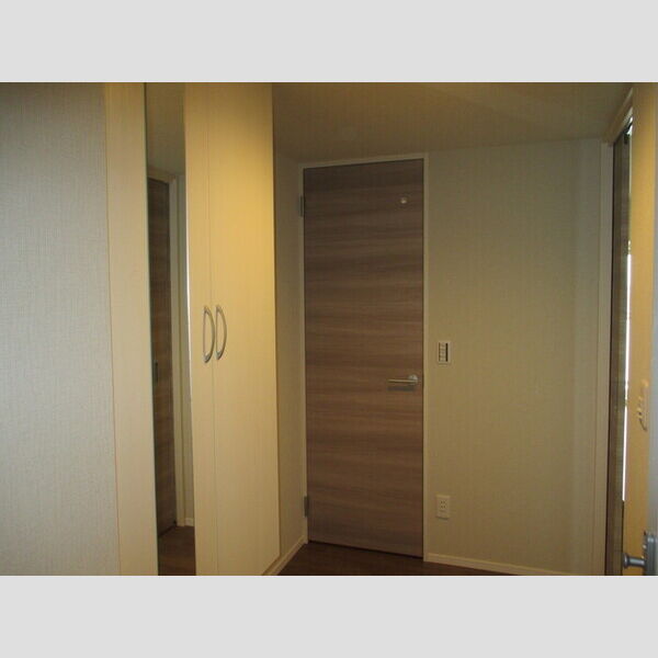 IS(イズ)1203号室 玄関