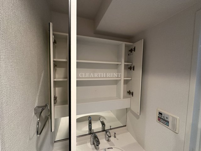 グラーサ西麻布2階 三面鏡独立洗面台