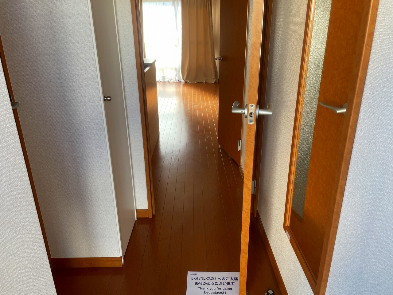 レオパレスフロール 玄関