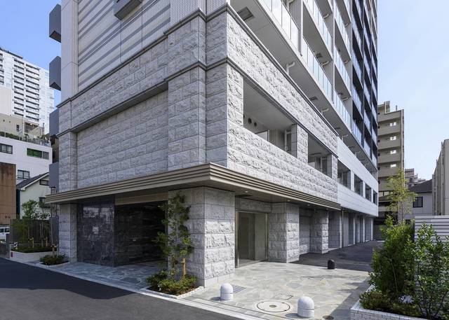 グランド・ガーラ川崎西口7階 御影石の素材感が映えるエントランス