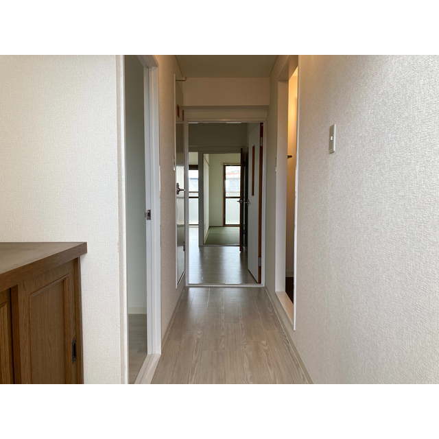 サニーレジデンス平塚Ⅰ302号室 玄関から室内