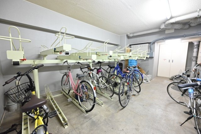 ロアール御茶ノ水妻恋坂4階 駐輪場