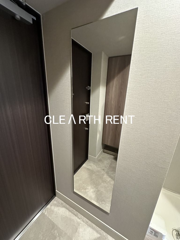 コンシェリア東京 ＜ＨＩＧＡＳＨＩＪＵＪＯ ＲＥＳＩＤＥＮＣＥ5階 全身姿見ミラー付きの玄関/人感センサー対応