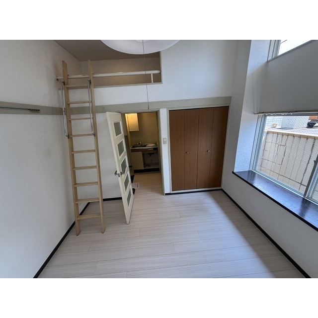 ローズアパートメント泉10番館101号室 リビング