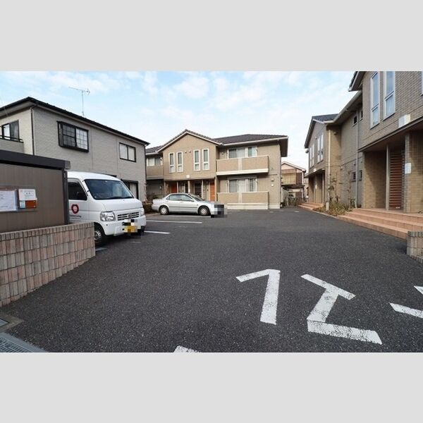 グランシャリオ　B 駐車場