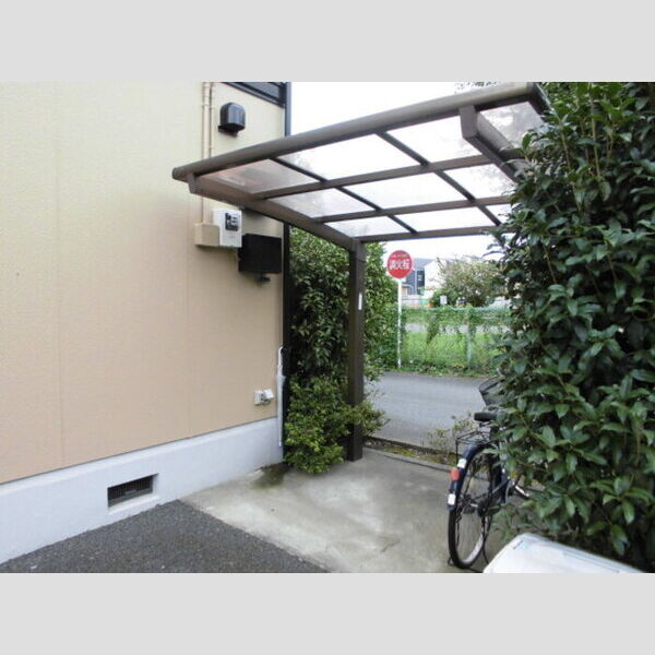 桜ハイツ101号室 屋根付駐輪場