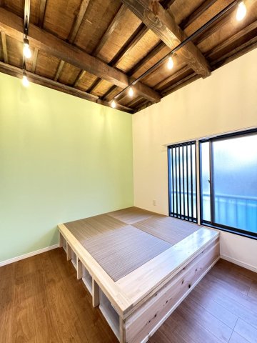 朝霞市宮戸 戸建て 玄関入ってすぐの部屋は２畳の小上がり、下は巨大収納空間