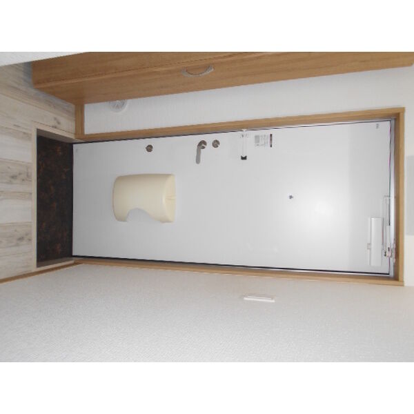 セカンドダウン0102号室 玄関