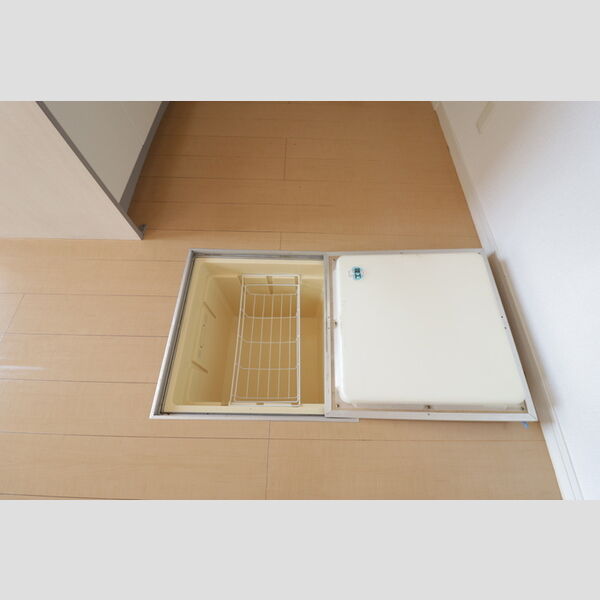 ボナール101号室 床下収納