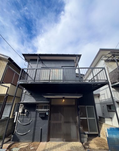 デザイナーズリノベ戸建て 外壁は濃いグレーでスタイリッシュに