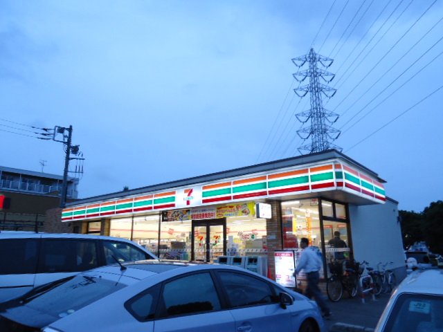 クレストⅢ セブンイレブン千葉高品町店まで407ｍ