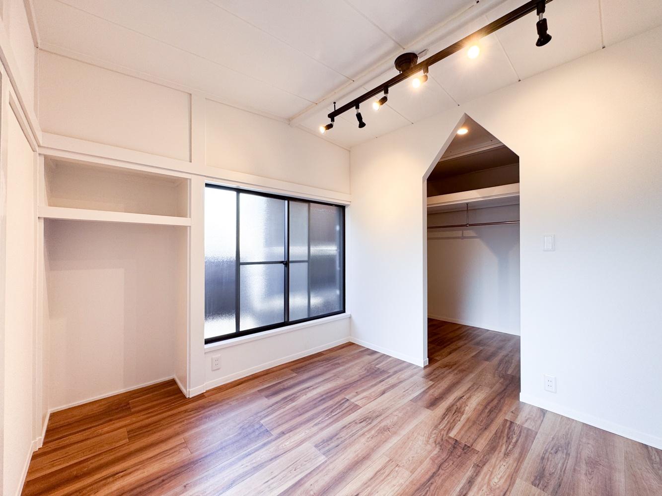 デザイナーズリノベ戸建て １階の洋室、奥にはウォークインクローゼット