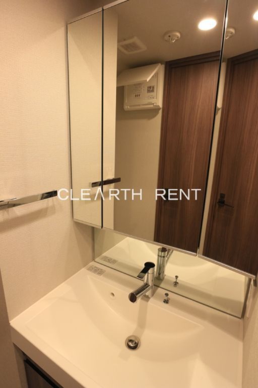 コンシェリア池袋 ＴＨＥ ＲＥＳＩＤＥＮＣＥ ＥＡＳＴ1階 キャビネット付三面鏡で収納スペース確保