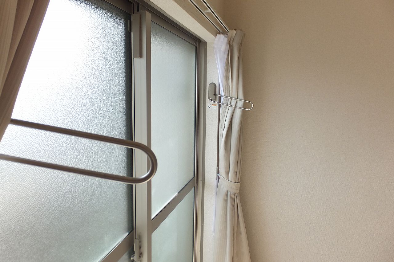 クレイノコンフォール205号室 室内物干し金具で雨の日も部屋干しが簡単に