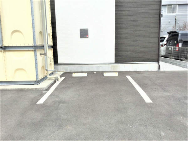 リブリ・オハナ・R&A 駐車場