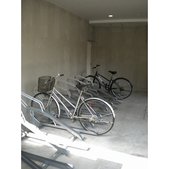 エルフラット鶯谷1201号室 駐輪場