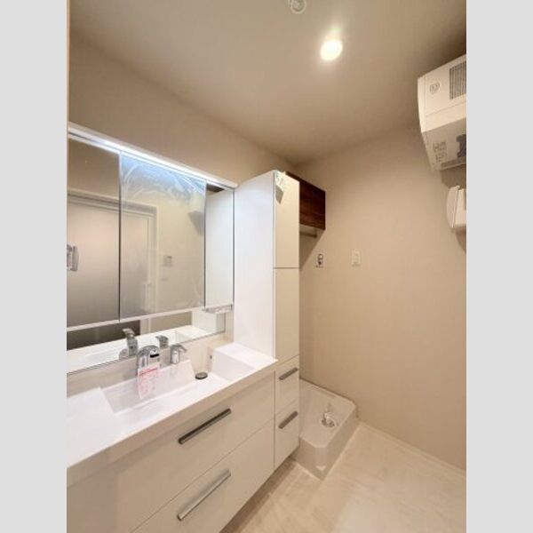 フレジア303号室 女子力向上にはシャンプードレッサーはマストアイテム♪洗濯機はもちろん室内!棚もあります♪