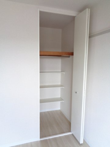 ファミーリェ二俣川0302号室 洋室１　クローゼット　※別号室の参考写真です(現況優先・仕様違いの場合あり)