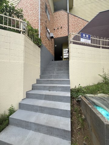 セフィール程久保203号室 エントランス