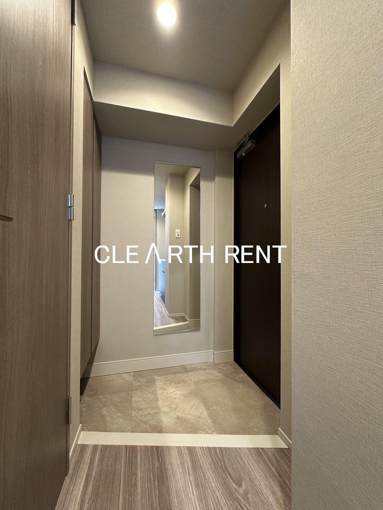 コンシェリア東京 ＜ＨＩＧＡＳＨＩＪＵＪＯ ＲＥＳＩＤＥＮＣＥ6階 全身姿見ミラー付きの玄関/人感センサー対応