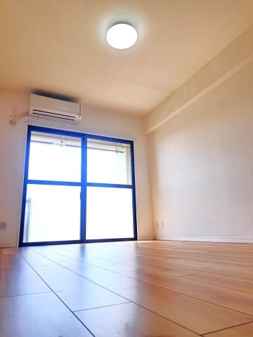 グランドハイツ原宿302号室 日当たり良好。バルコニーのある、約5.7帖の洋室。