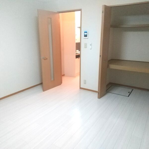 ウェーブ102号室 洋室【8.2帖】