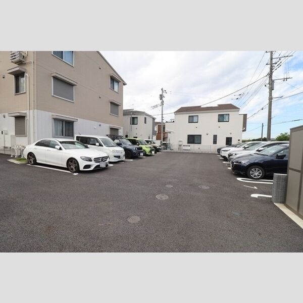 ファミリア　エテルナ 駐車場