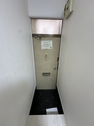 プラザ・ドゥ・ネービス105号室 玄関
