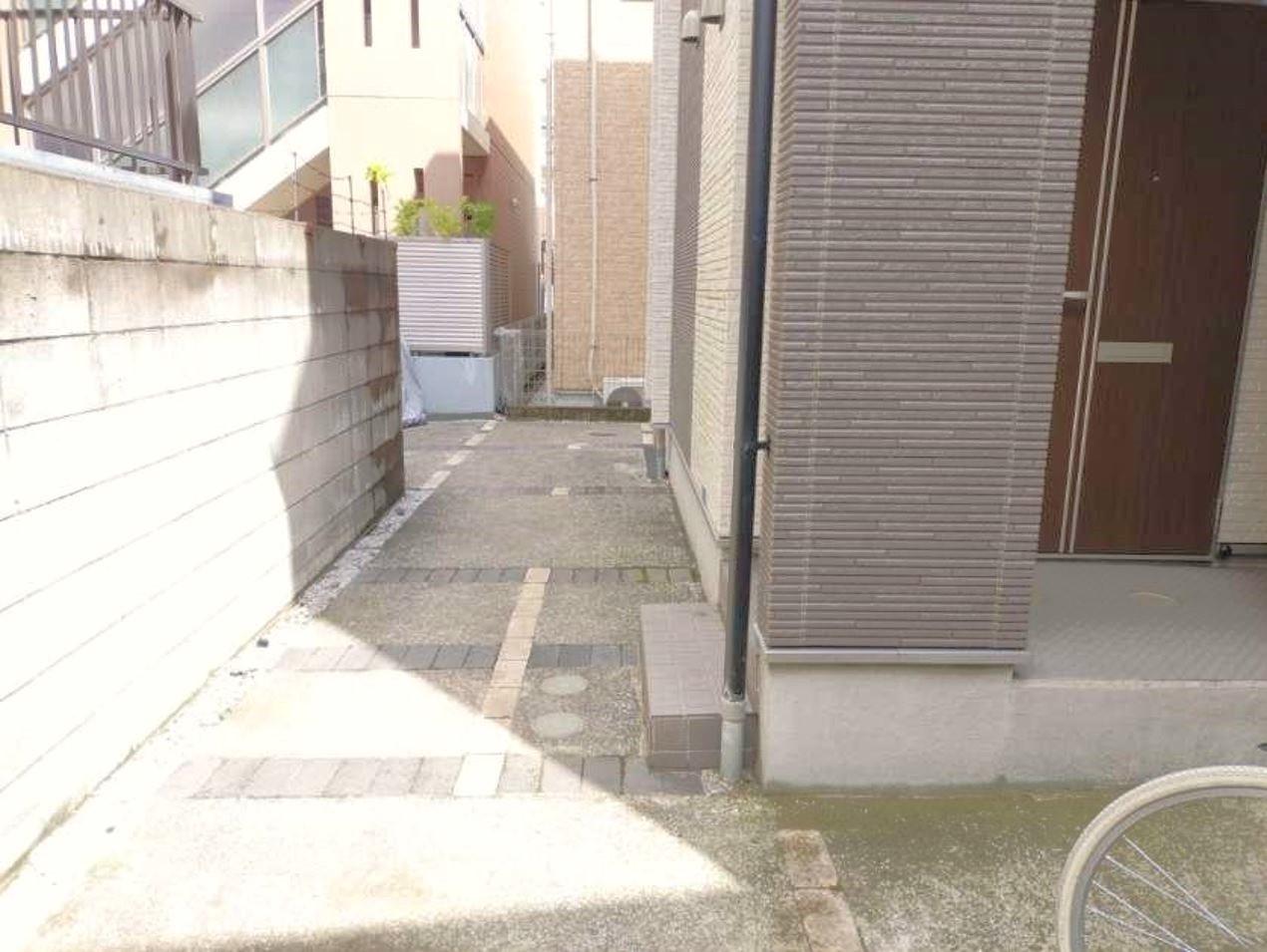 ラプレ下丸子201号室 エントランス付近も日当たり良好で明るい