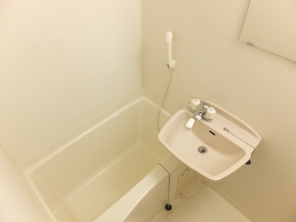 レオパレスキャノーラ103号室 白を基調としたシンプルな浴室です。