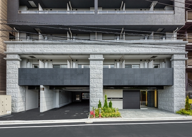 ガーラ・リバーサイド横濱南7階 落ち着きのあるロビーにはカメラ付オートロック完備