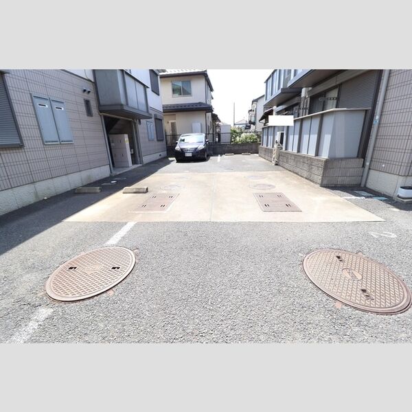 ・　グレイス 駐車場