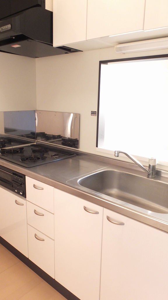 レオネクストコクメイハイツＡ 3口のガスコンロ付き。カウンターキッチン