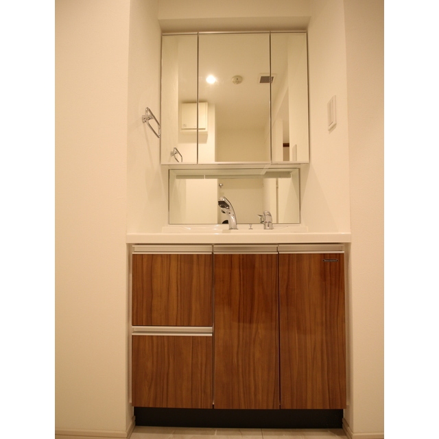 プレール・ドゥーク錦糸町Ⅴ403号室 三面鏡洗面化粧台