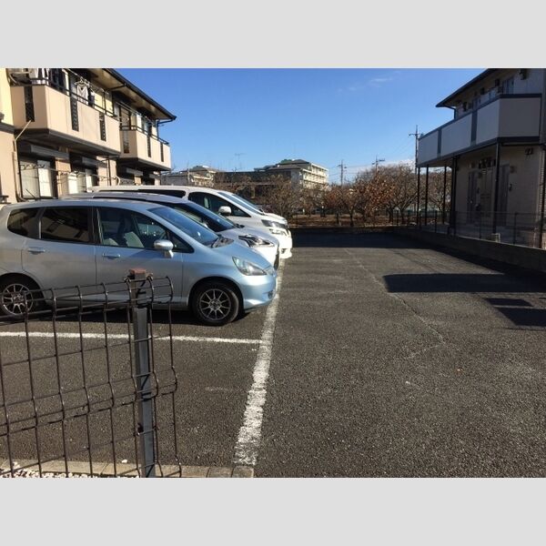 クレスト平山203号室 駐車場