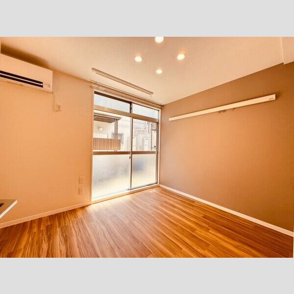 コーポふじA アクセントクロスも印象的な洋室、ダウンライトも設置済み♪