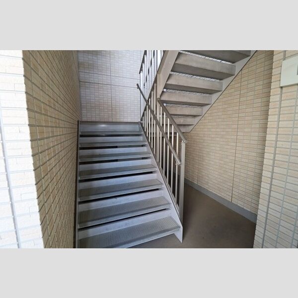 スカイコート102号室 共用階段