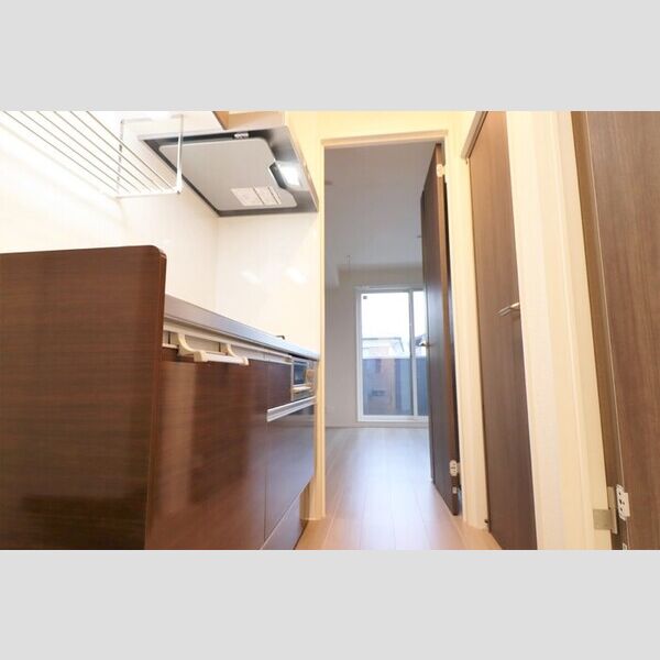 マ・メゾン鵠沼花沢　B 玄関より洋室方向