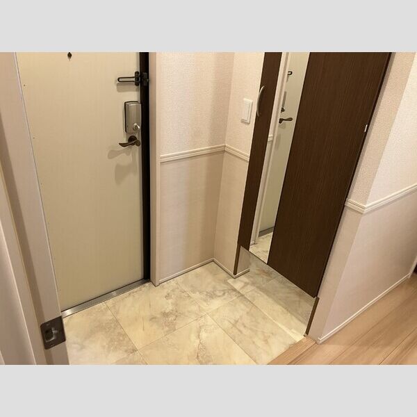 リバーサイド・レジデンス 玄関