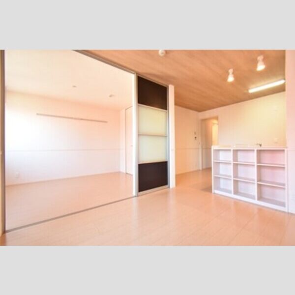 マ　メゾン　クラミ リビングダイニングと居室