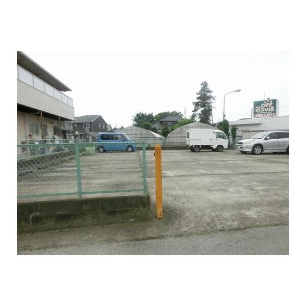 ラブリーホームB 駐車場