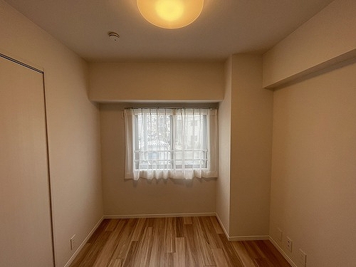 コスモ新小岩サウスコート2階 玄関側の洋室（内装後）