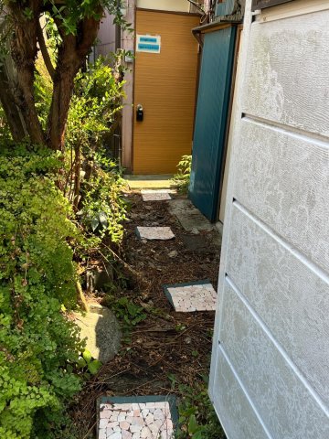 横浜山元町　坂の下のコテージ 玄関