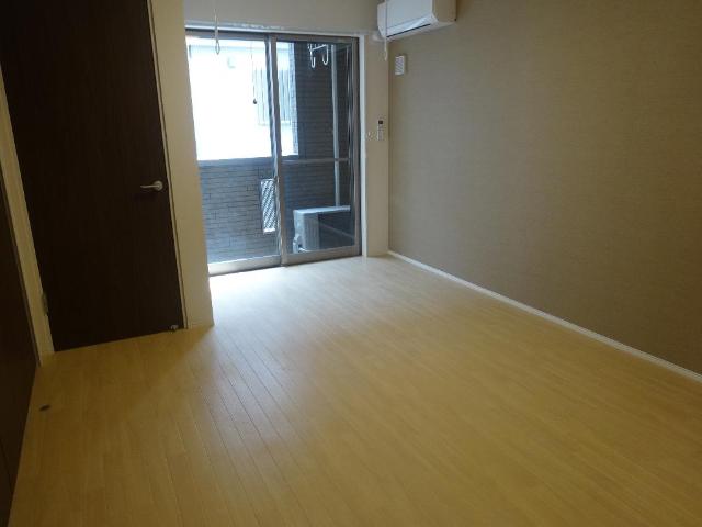 Ｅ・Ｍグローリア 洋室８帖