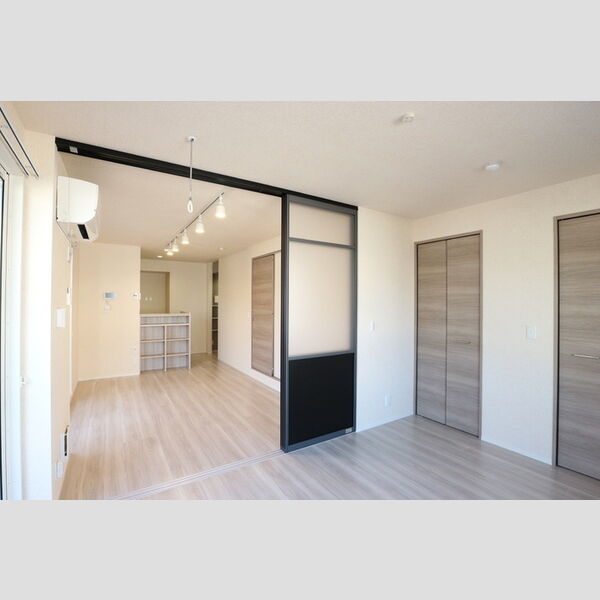 プラヴール 洋室からリビング