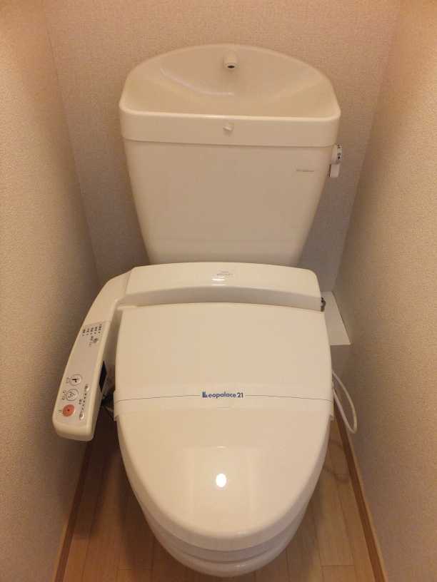 レオパレスカミーリア302号室 トイレ　温水洗浄便座