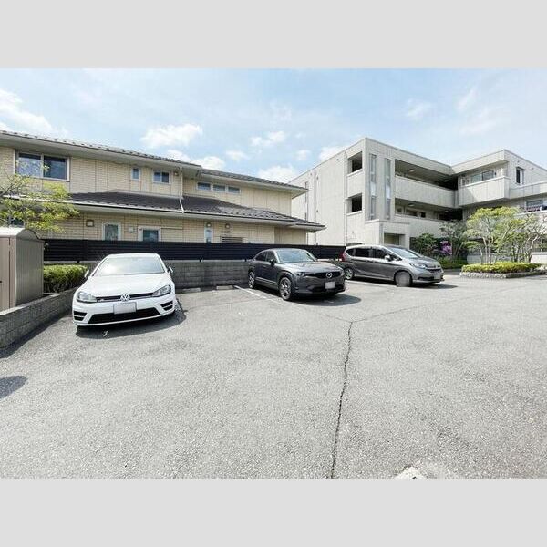 コンタード高松台205号室 駐車場